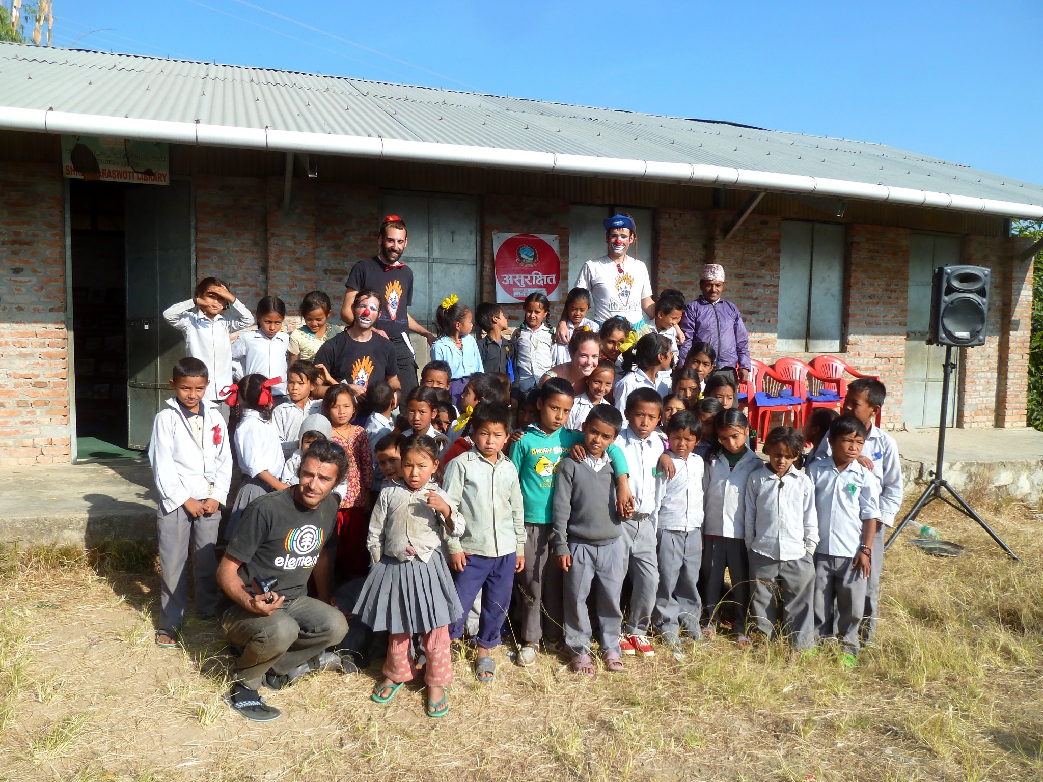 Pallassos sense fronteres actuen a l’escola Shree Sarashwotii del Nepal