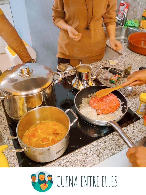 🥘 Dins del projecte Cuina Entre Elles, les participants comparteixen receptes dels seus països d’origen…